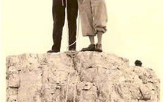 Gianni Sempio e la guida Mario Sopera in vetta alla torre Stabeler, Cantinaccio - anni '50